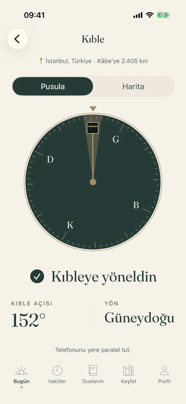 Kıble ekranı: koyu pusula kadranı, Kâbe iğnesi ve “Kıbleye yöneldin” yazısı
